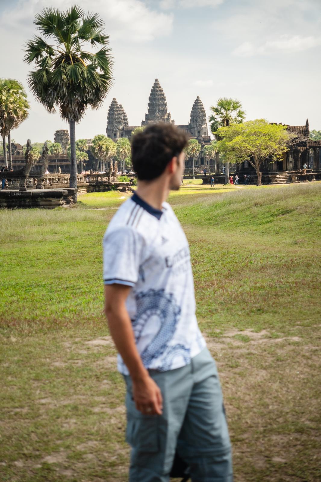 portrait de dos avec vue sur angkor wat